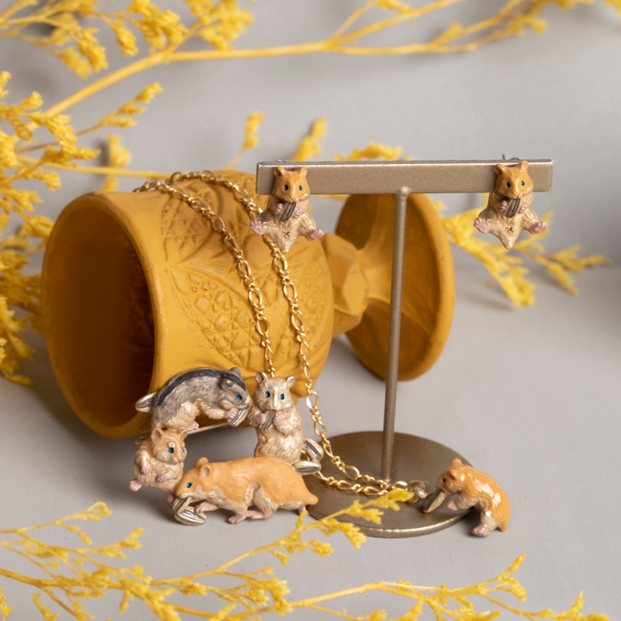 食いしん坊ハムスターブローチ 3,630円 / 食いしん坊ハムスター 3,080円 / 食いしん坊ハムスターピアス 4,290円