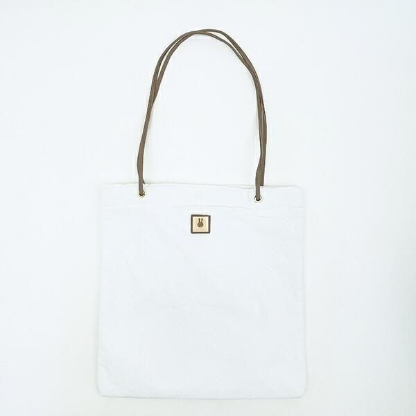 ミッフィーのファーバッグ。ふわふわ手触りのファー素材にミッフィーのプレートが高級感を感じるおしゃれなアイテムです。