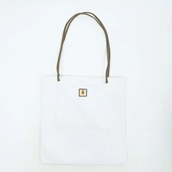 ミッフィーのファーバッグ。ふわふわ手触りのファー素材にミッフィーのプレートが高級感を感じるおしゃれなアイテムです。