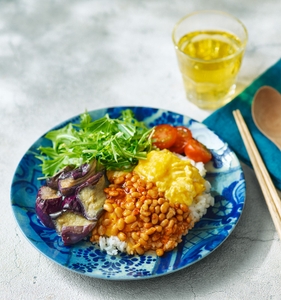 揚げなす納豆ラー油丼