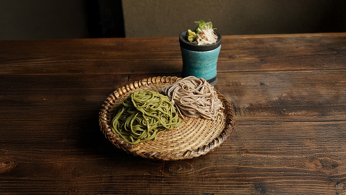 そば殻ごと挽き上げた香り高い十割蕎麦