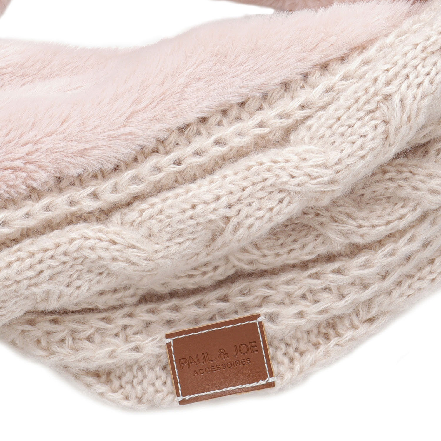 フェイクファーとニットの掛け合わせがモコモコで可愛いアイテム