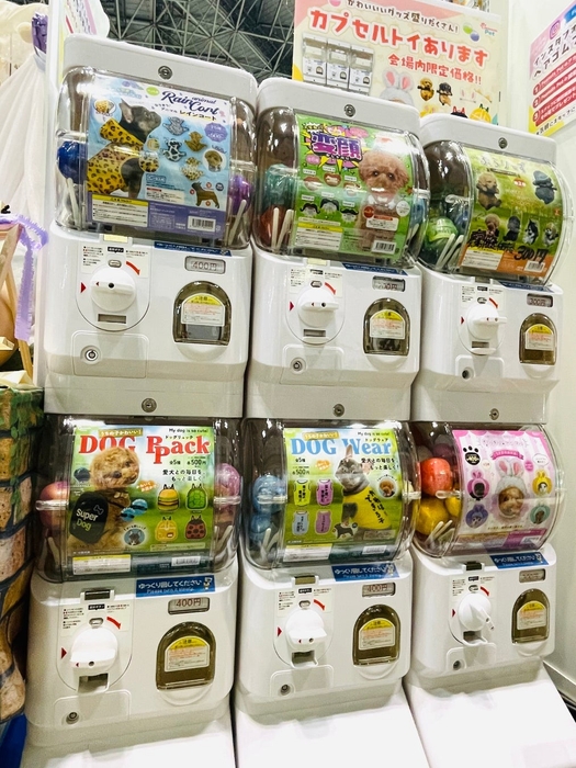 「第14回インターペット」(東京)での愛犬家向けカプセルトイ自販機コーナー=2025年4月