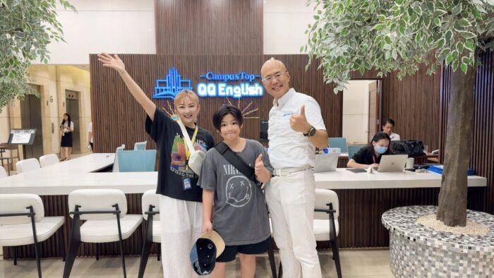 山田まりやさん親子とQQEnglish代表の藤岡との3ショット
