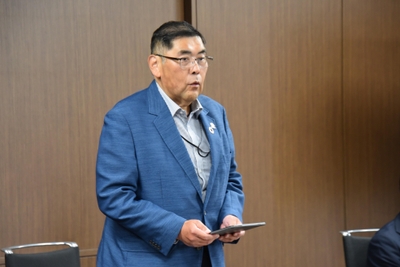 あいさつする小原学長