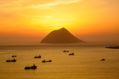 夕日の中の八丈小島
