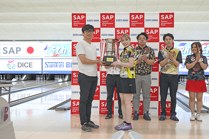 表彰式:優勝トロフィーを受け取る鶴井プロ