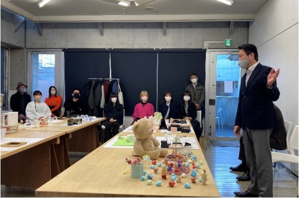 (学生たちの作品発表後に講評会を実施)