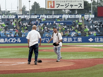 始球式前にも球場を沸かせたバイきんぐ（左から小峠英二、西村瑞樹）