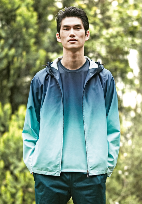 ブルゾン 42,900円、Tシャツ 14,300円(すべて税込) カラー:ネイビー、グリーン