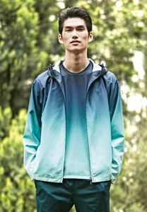 ブルゾン　42,900円、Tシャツ　14,300円(すべて税込)　カラー：ネイビー、グリーン