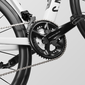 完成車全サイズでクランク長を見直し。2XSでは160mm（従来165mm）、XSサイズでは160mm（従来170mm）、Sサイズでは165mm（従来170mm）、Mサイズでは165mm（従来172.5mm）を標準採用。より開いた股関節角度を実現し、関節への負担軽減と高ケイデンスでのペダリング効率向上に貢献します。