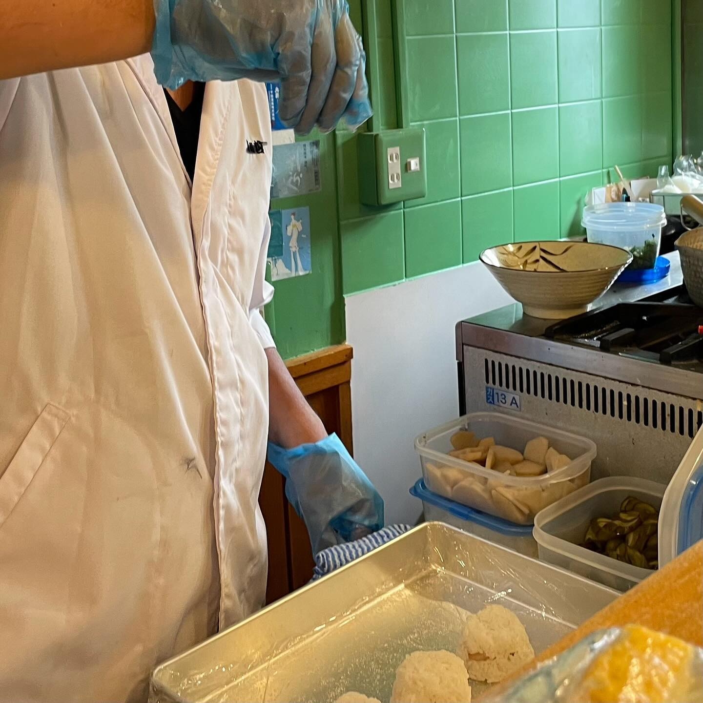 塩をまんべんなく振り落とします