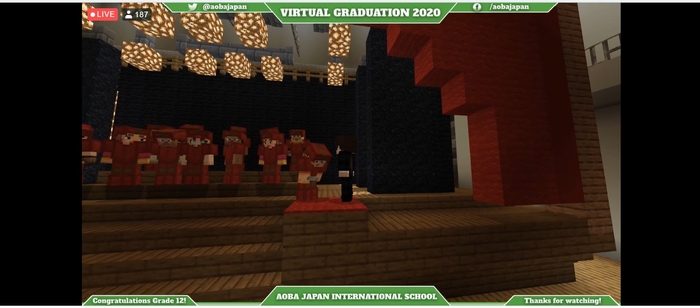 (写真6:卒業証書を受け取り一礼するアバターの卒業生)