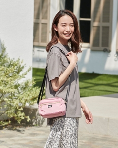 ★Lee(R）トリプルコラボアイテム　ショルダーバッグ¥3,957　ミニサイズのスクエアショルダー。裏地にキキ＆ララのかわいいプリント。