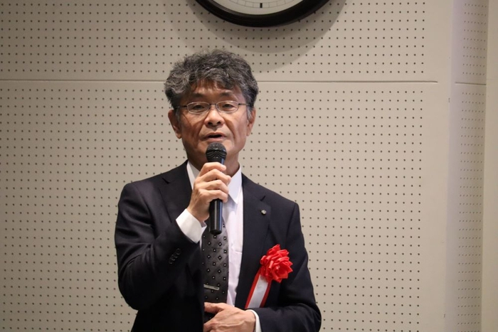 自己紹介する内田教授