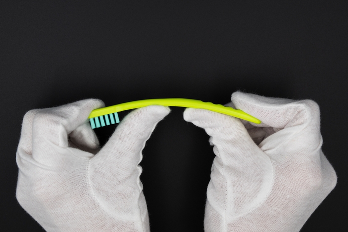 ポーチの中でも折れない強度を実現