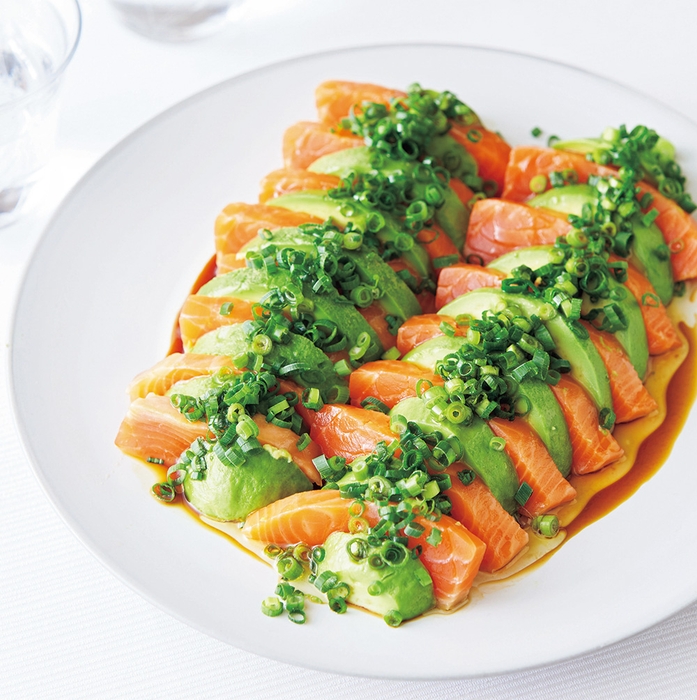 心もよろこぶ! おいしいレシピより「サーモンとアボカドのカルパッチョ」。摂れる要素 鮭(サーモン):ビタミンD、ビタミンB2、ビタミンB12など/アボカド:ビタミンB群(B1、B2、B6)、葉酸、ビタミンC、ビタミンE、カリウムなど