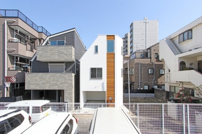 【東京都品川区｜16坪】お友達を10名以上呼べる、伸縮式テーブルのある狭小ビルトインガレージ