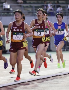 石松愛朱加選手（4年）（左）と瀬木彩花選手（3年）