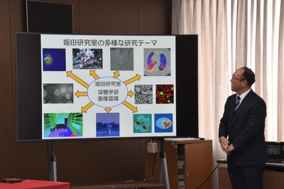 研究内容を紹介する堀田教授