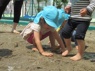 五感を育む夏の学び！大阪信愛学院幼稚園がどろんこ遊びで感覚と言語の発達を促進