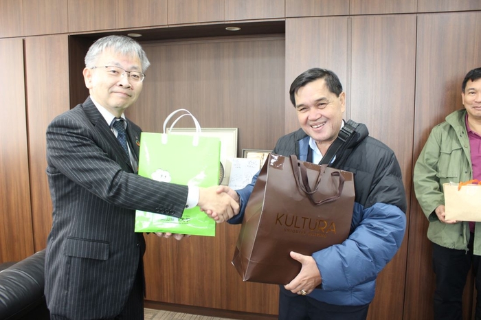 記念品を交換する平野学長(左)とセサンテ市長(右)