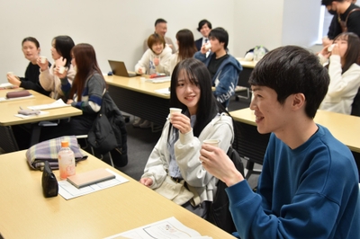 採用が決まったコーヒーを味わう学生たち