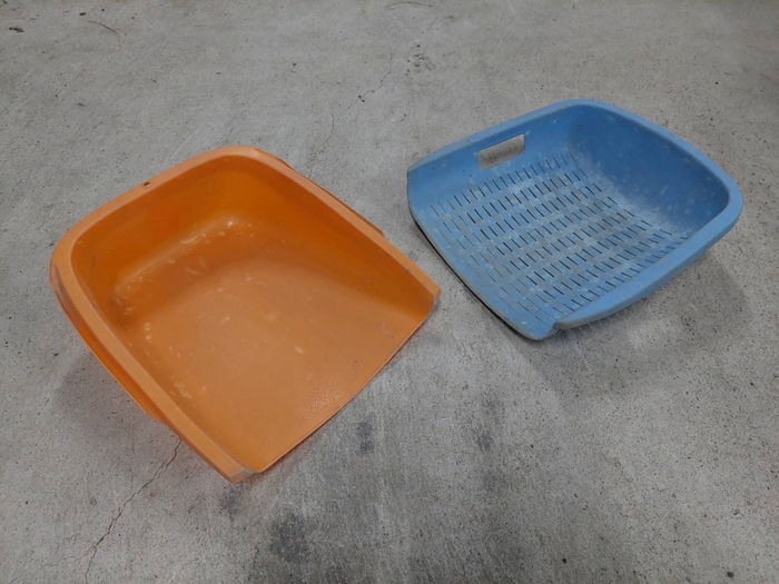 【写真1】奈良文化財研究所発掘現場で使われているプラスチック製の箕(高野麗氏提供)