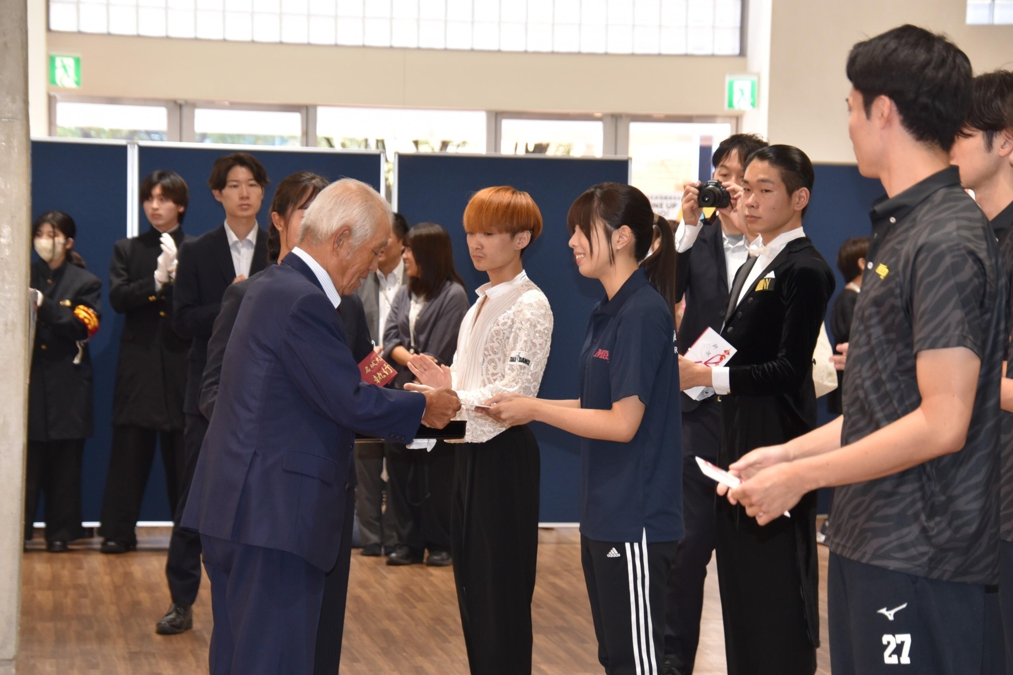 援助金を渡すスポーツ・文化後援会の佐茂会長