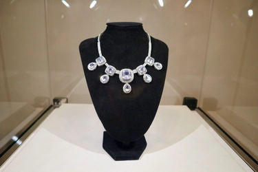 東京藝術大学生　中村暖氏の作品 『Decompose Diamond』～植物から生まれた 朽ちていくダイヤモンド～ に、中古ダイヤモンドとプラチナを素材提供