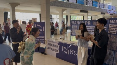 現地テレビ局から取材されている様子