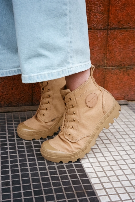 サイドにメゾン キツネのシグネチャーロゴ