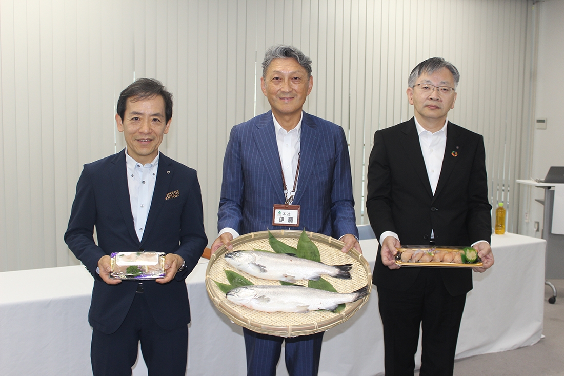 成長したベニザケ、刺身、寿司を手にする(左から)澁谷社長、伊藤社長、平野学長=福島市の「いちい」本社で7月20日