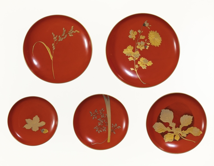 「草花蒔絵五つ組杯」酒井抱一下絵・原羊遊斎作 江戸時代後期 大阪市立美術館蔵