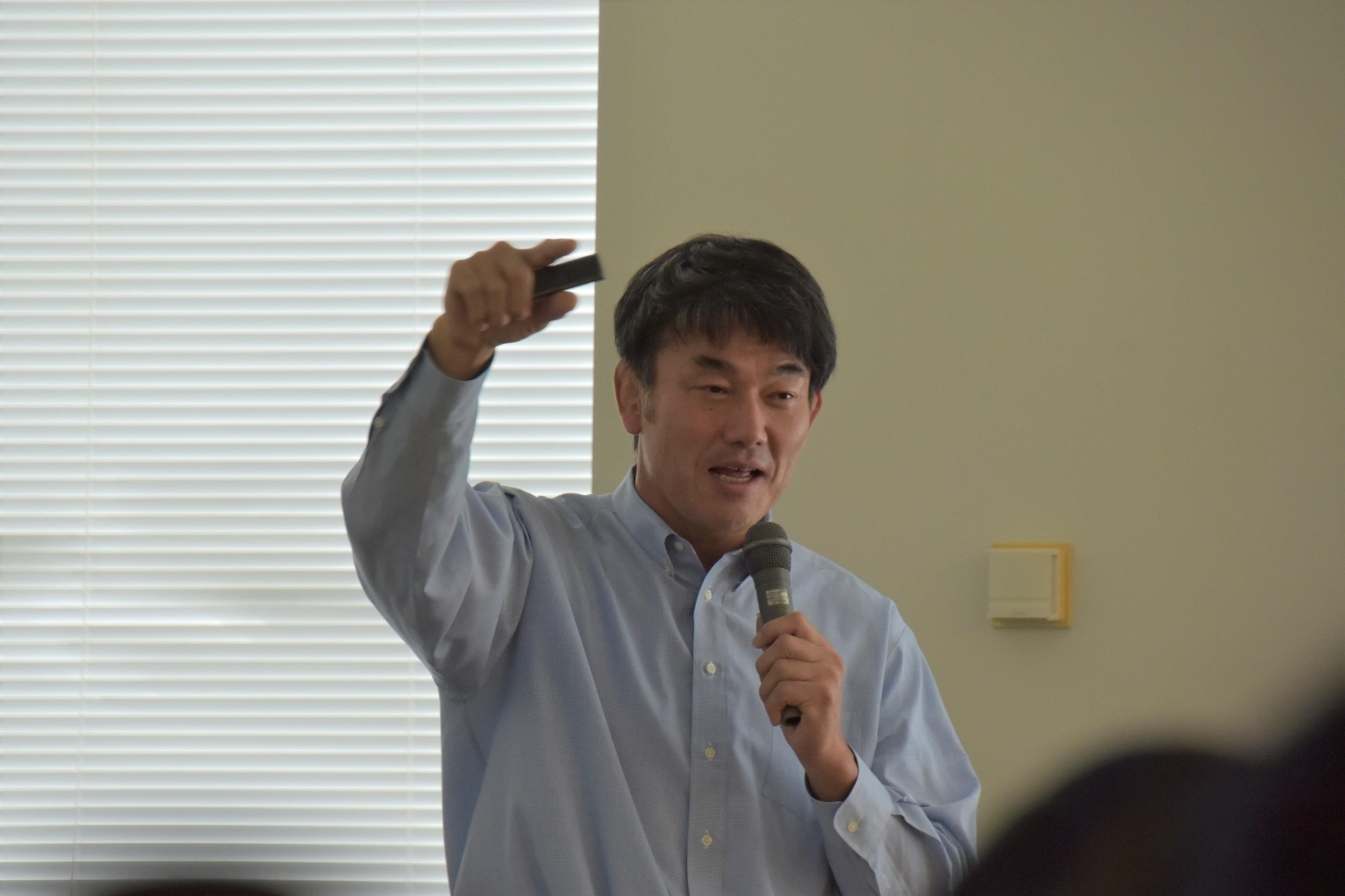 薬学部で講義をする小泉准教授