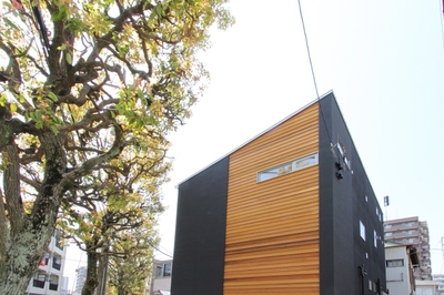 【東京都江戸川区｜28坪】スタイリッシュの外観が個性的な、車好きが憧れる二世帯ガレージハウス。