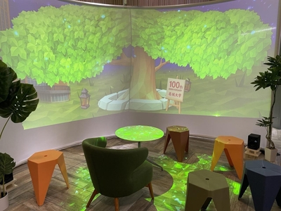 完成したスクリーンと「名城の木」のプロジェクション