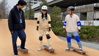 スケボーショップ「ライダース」松田さん（左）の指導