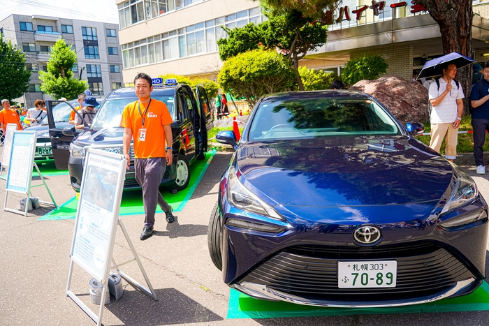 タクシーと水素自動車の展示