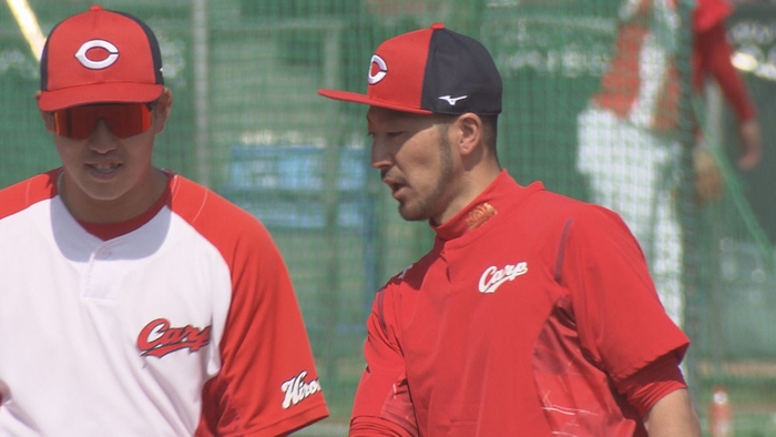 左から:小園海斗・菊池涼介