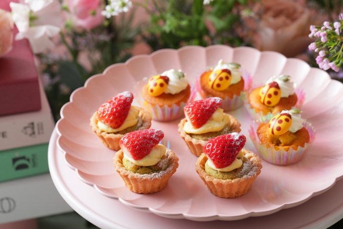 ▲いちごとピスタチオのタルト ピスタチオのタルトにいちごと自家製カスタードクリームをたっぷりとのせました。