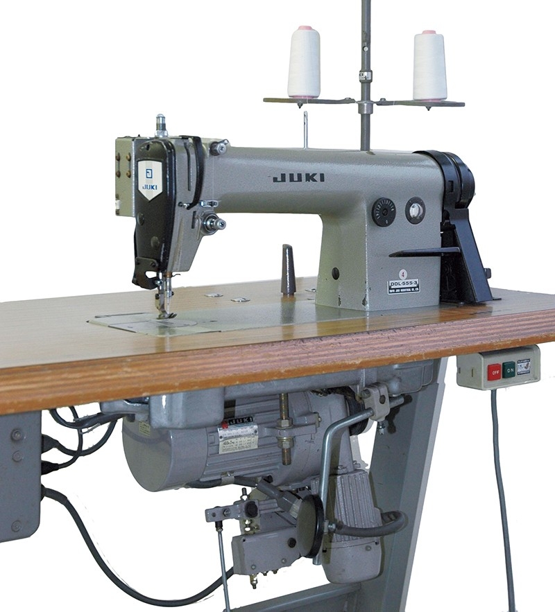 1969年、「自動糸切り機構」の安定品質に成功し、この機構を搭載した工業用ミシン(DDL-555-2)を発売。世界トップシェアへの足掛かりとなった(JUKI提供)