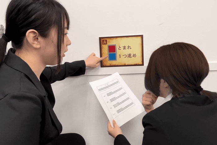 ゲームのために情報を集めている参加者のイメージ_体験型研修サービス「ミズカラ」ハラスメント研修