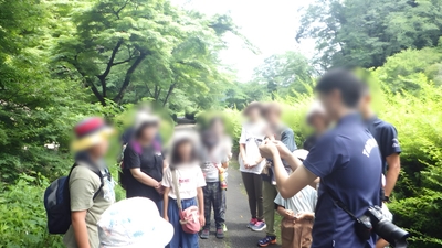 熱心に熱名を聞く参加者の皆さん（過去開催の様子）