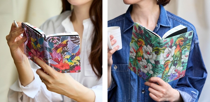 持ち運びに便利なポケットサイズ(左:PARADISE)、ビジネスや勉強にもおすすめミディアムサイズ(右:EXOTIC)