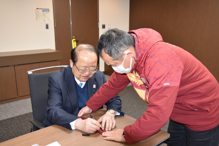 激励のメッセージを書く立花理事長