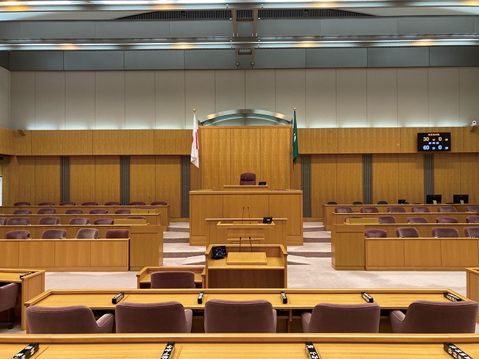 新潟市議場 既存の什器に新しい議場システムを融合させたサステナブルな改修を実現