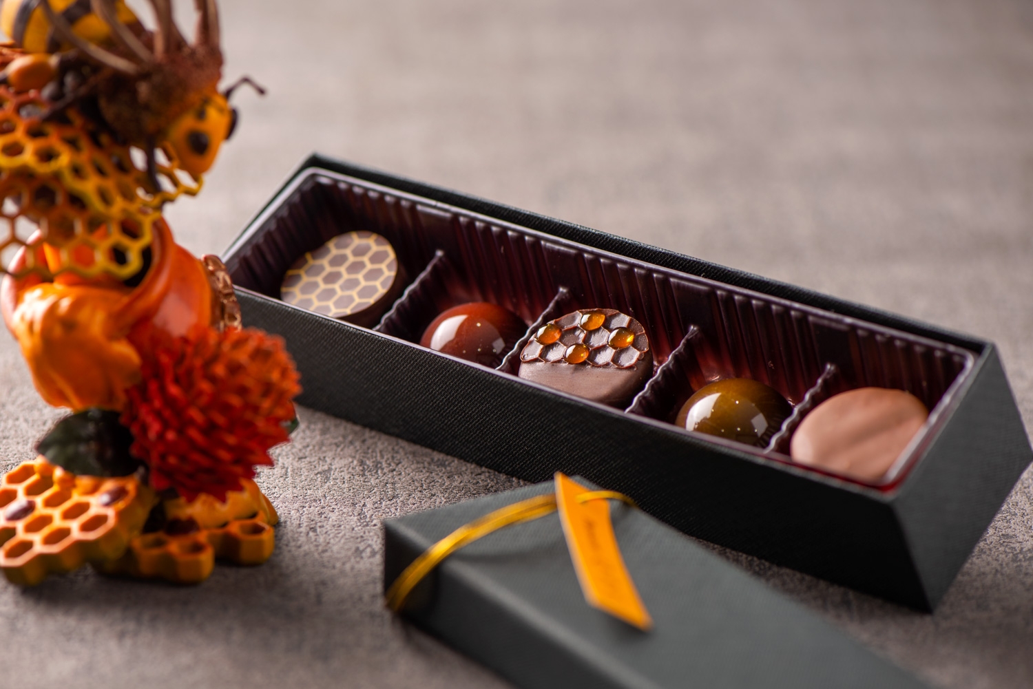 日本最大級の洋菓子コンテスト「ジャパンケーキショー東京2022」で部門最高賞を獲得したボンボンショコラを数量限定販売【パティスリーQBG/レディベア】