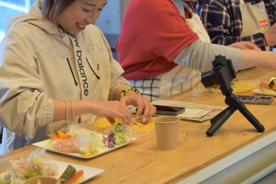 参加者自らラップサンド作り